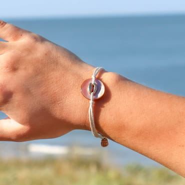 Bracelet Nami doré à l’or fin et perle rose, bijou artisanal fabriqué en France.