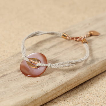 Bracelet Nami doré à l’or fin et perle rose, bijou artisanal français délicat.