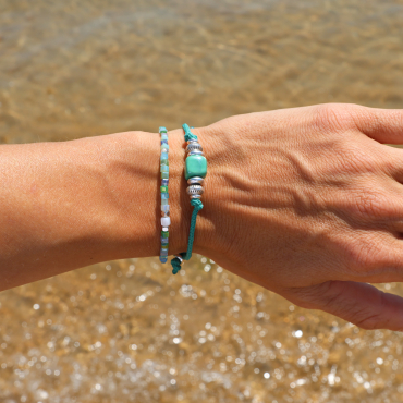 Bracelet Néon en métal plaqué argent et perles multicolores tons menthe, création artisanale française.