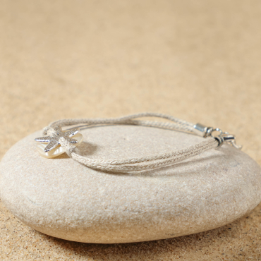 Bijou Nerina argenté et perles blanc cassé, bijou artisanal français raffiné.