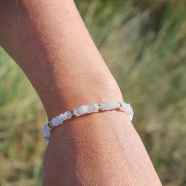 Bracelet Paludier Retour de Plage en perles de cristal de roche transparent et perles carrées en métal doré 24 carats – bijou artisanal fabriqué en France