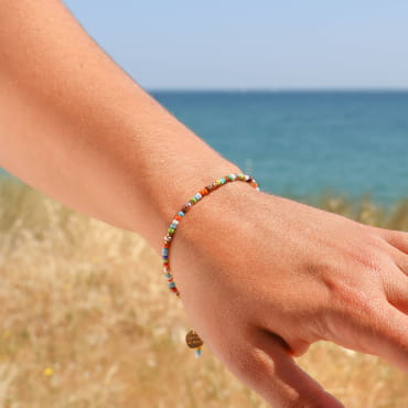 Bracelet Panache doré à l’or fin et perles multicolores, bijou lumineux fabriqué en France.