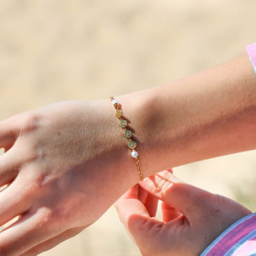 bracelet Pétoncle doré blanc, bijou artisanal français porté au poignet