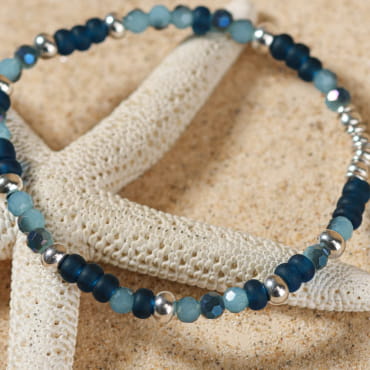 Bracelet Prusse en perles bleu ciel sur lien argenté, fraîcheur marine et finesse estivale.