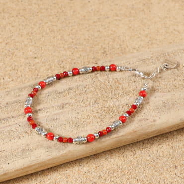 Bracelet Raffinée Retour de Plage en perles d'agate, corail, verre rouges et métal plaqué argent 999, avec fermoir mousqueton et médaille gravée – bijou artisanal fabriqué en France