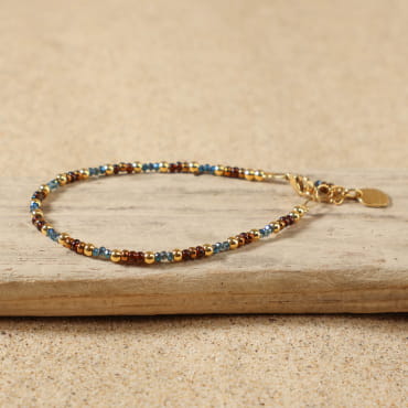 Bracelet Ramses doré à l’or fin et perles marron multicolores, bijou artisanal français chaleureux.