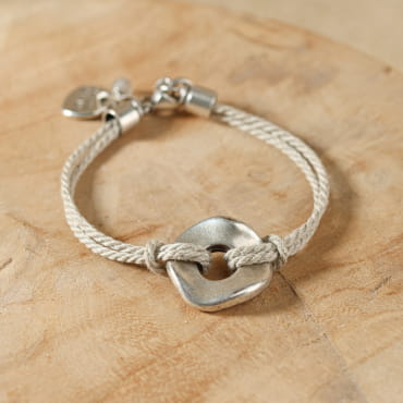 Bracelet Roso en métal plaqué argent et lien lin, bijou artisanal français sobre et naturel