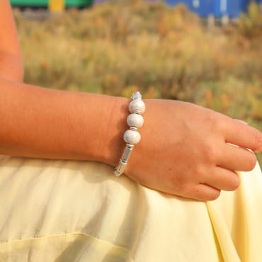 bracelet Seiche argenté et blanc, bijou artisanal français porté au poignet