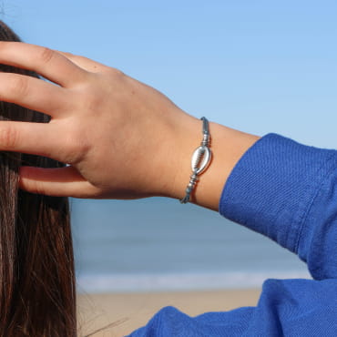 bracelet Seignosse argenté bleu Montana porté, bijou artisanal fabriqué en France
