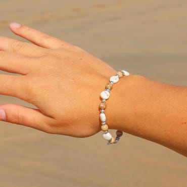 Bracelet Sina en métal plaqué argent et perles beige, création artisanale française.