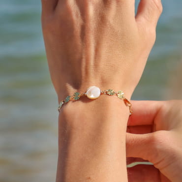 Bracelet Solis doré à l’or fin et perles beige clair, fabrication artisanale française.