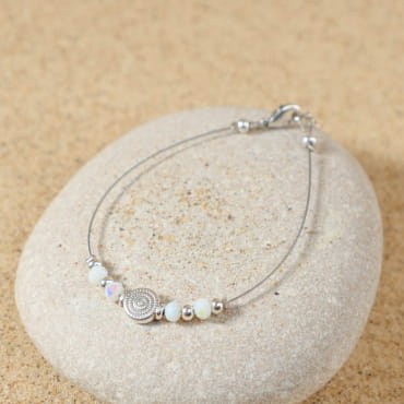 Bracelet Tavira – bijou en perles de verre blanches et boules argentées, fabrication artisanale française