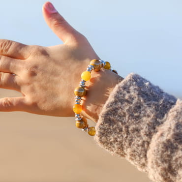 Bracelet Verna argenté avec perles jaunes, création lumineuse et artisanale
