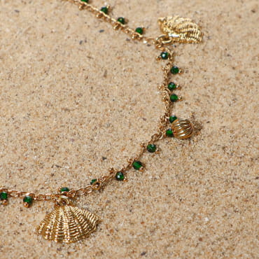 Bracelet de cheville Verseau doré à l’or fin et perles vertes, bijou artisanal français lumineux et estival.