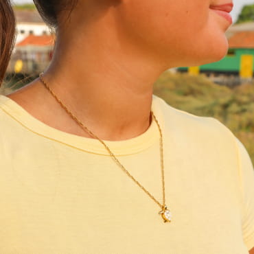 collier Bylot doré et blanc, bijou artisanal français porté au cou