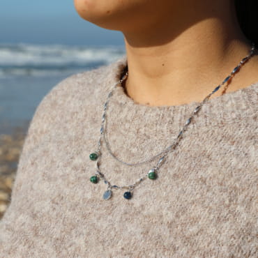 Collier Casta argenté, détails multicolores sur perles vertes, style bohème chic.