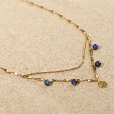 Détail du collier Casta, mélange de mailles argentées et perles bleu profond, esprit bord de mer.