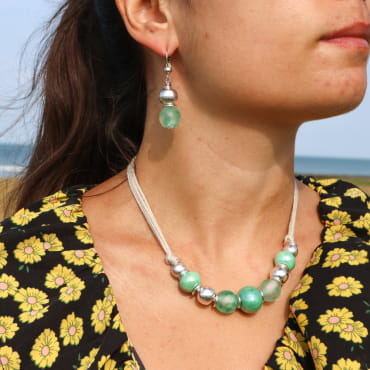 Collier Chopa argenté et perles vertes, fait main en France.