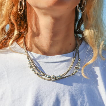 Collier Corinne en métal plaqué argent et cordon lin, fabrication artisanale française.