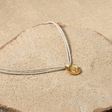 Porte-clés Merlu en métal plaqué argent et perle verte, bijou artisanal français inspiré de la nature.