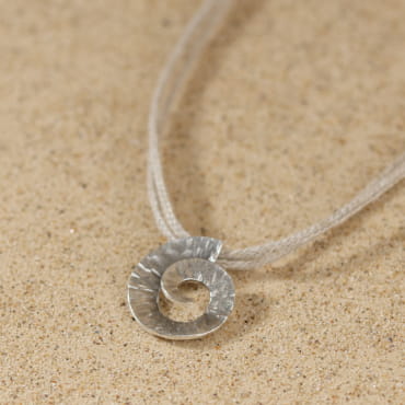 Collier Cyclone en métal plaqué argent avec cordon couleur lin, fabrication artisanale française.