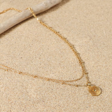 Collier doré minimaliste sur fond sable, création faite main en France