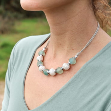 Collier Euskara argenté, perles blanches lumineuses, style chic et épuré