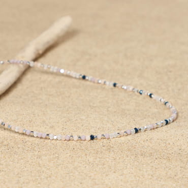 Collier Ginevra en métal plaqué argent et perles multicolores, bijou artisanal français éclatant.
