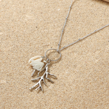 Collier argenté à pendentif grigri sur sable, création artisanale française