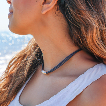 Collier Île en métal plaqué argent et perles bleu montana, création artisanale française.