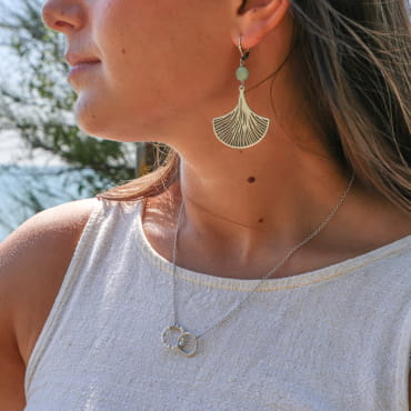 Collier Isalie en métal plaqué argent et perles blanches, bijou artisanal français raffiné.