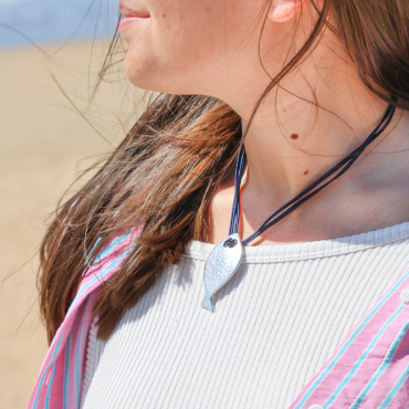 Collier poisson argenté et bleu marie. fabrication française.