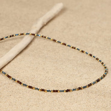 Collier Ramses doré à l’or fin et perles marron multicolores, création artisanale française lumineuse.