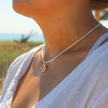 Collier Vie doré à l’or fin et perles blanches, bijou artisanal fabriqué en France.