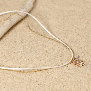 Collier Vie doré à l’or fin et perles blanches, bijou artisanal français raffiné.