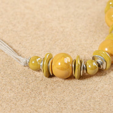 Collier Yuzu argenté, perles jaunes lumineuses et dorées, fond sable – bijou solaire fabriqué en France