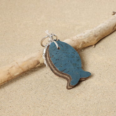 porte-clés Salmonete argenté avec poisson bleu marine