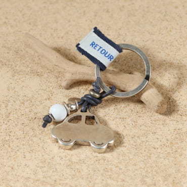 Porte-clés voiture bleu marine en métal argenté, création artisanale française