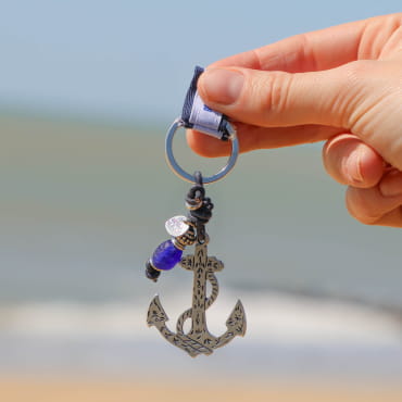 porte-clés Brieuc argenté bleu marine, bijou artisanal fabriqué en France