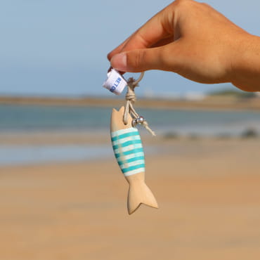 Porte-clés Colin en métal plaqué argent et corde turquoise, fabrication artisanale française.