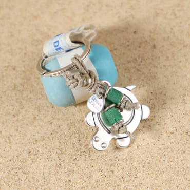 Porte-clés Covas vert clair avec perle et métal argenté, fabrication artisanale française