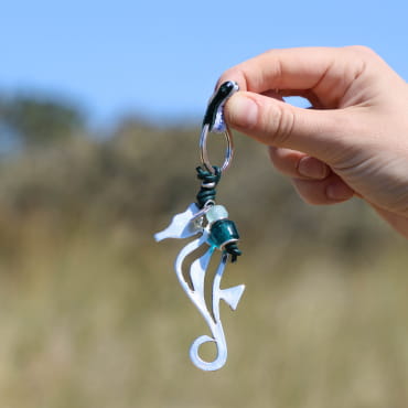 porte-clés Kuda argenté vert, bijou artisanal fabriqué en France