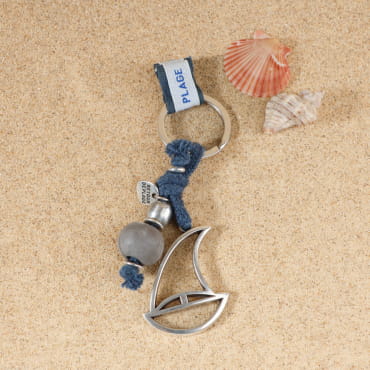 Porte-clés Voilier en métal plaqué argent avec perles bleu montana, fabrication artisanale française.