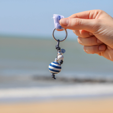 porte-clés Yann argenté bleu dur, bijou artisanal fabriqué à la main en France