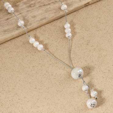Sautoir Artiste en métal argenté orné de perles blanches, bijou artisanal français.