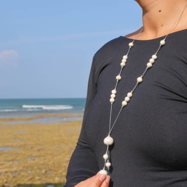 Sautoir Artiste en métal plaqué argent et perles blanches, fait main en France.