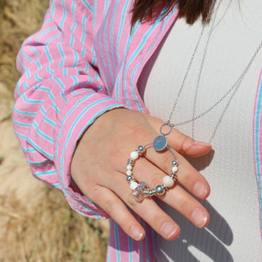 sautoir Mirage argenté blanc, création artisanale française portée
