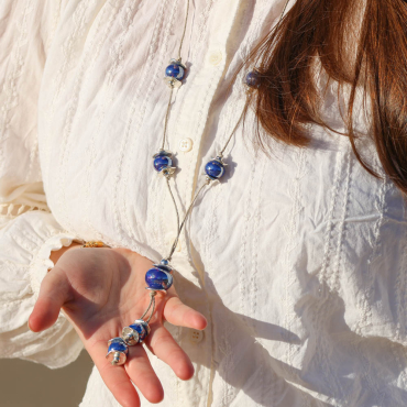 Sautoir Village argenté et perles bleu dur, long collier fait main au style raffiné