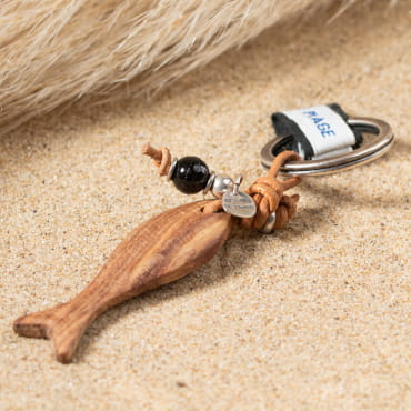 Porte-clefs poisson en bois, cordon en cuir marron et pierre en bois noir