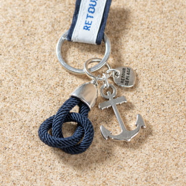 Porte-clés Marin bleu marine avec breloques poisson et étoile, esprit marin artisanal.